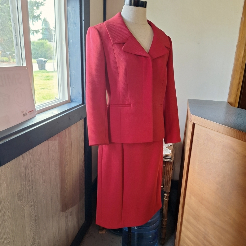 Ann Taylor Wool Blend Suit, Blazer Size 4, Skirt Size 8, CA#57421, NWOT
